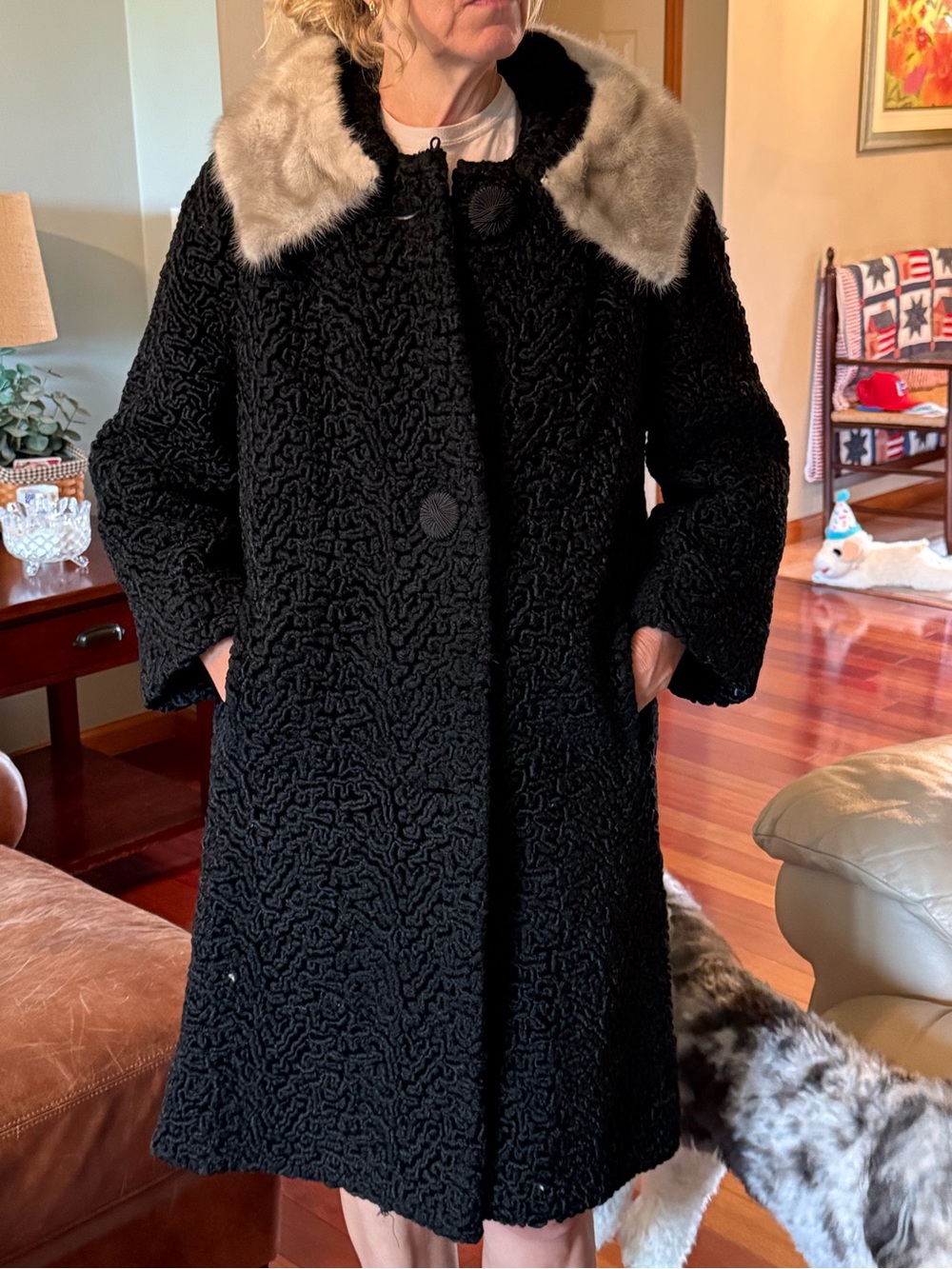 Vintage curly Persian lamb and wool coat in GREAT condition! Mink collar. - Picture 15 of 16